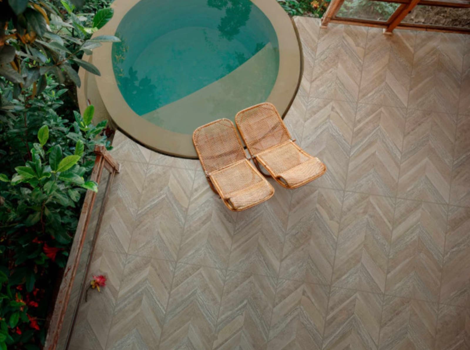 Terras met Aparici Chevron Oak Stamp tegels in visgraatmotief