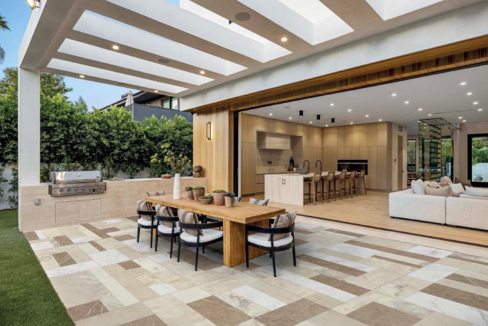 Terras met Aparici Ibiza Marble tegels in wildverband