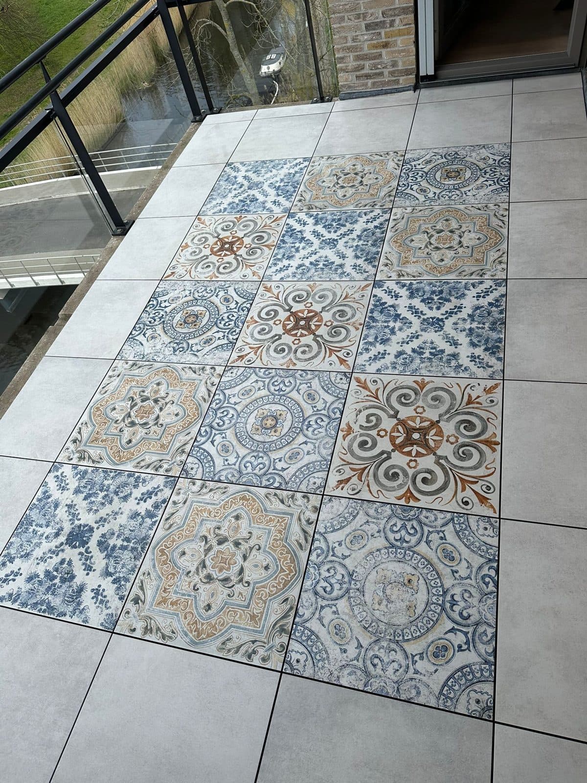 Decortegels balkon Alkmaar-West, projectfoto