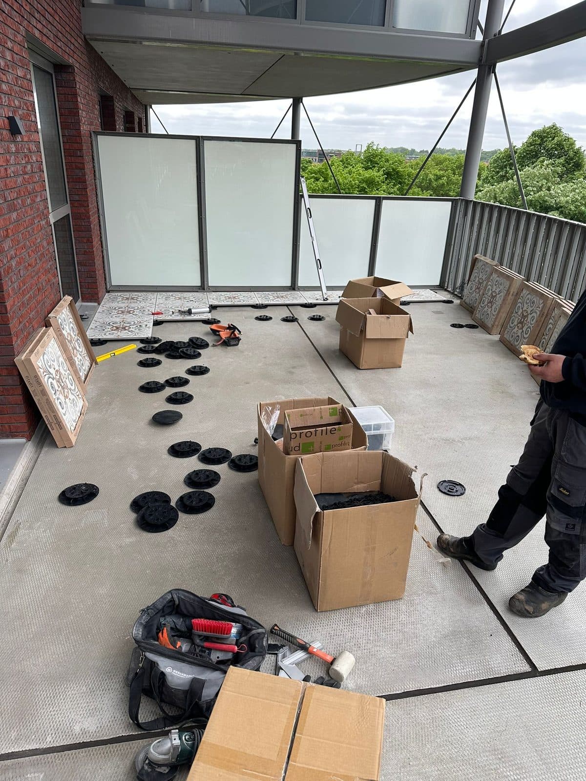 Halfrond balkon Hilversum met decortegels, projectfoto