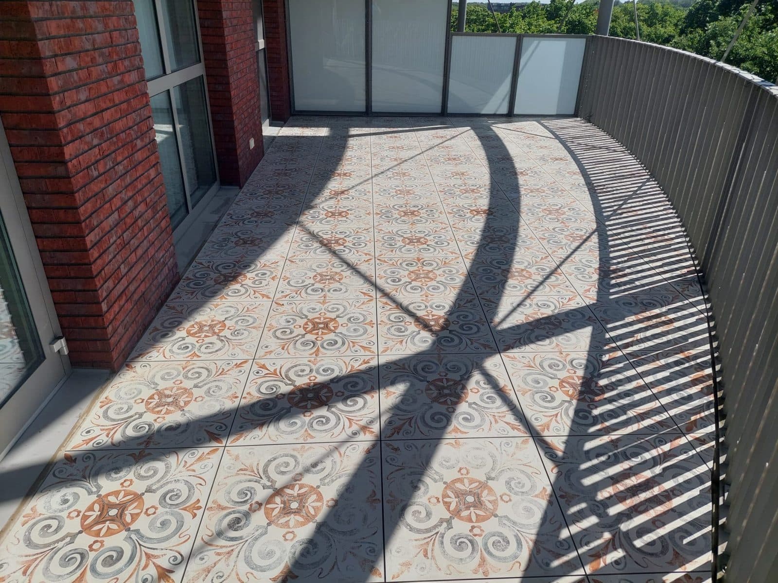 Halfrond balkon Hilversum met decortegels, projectfoto