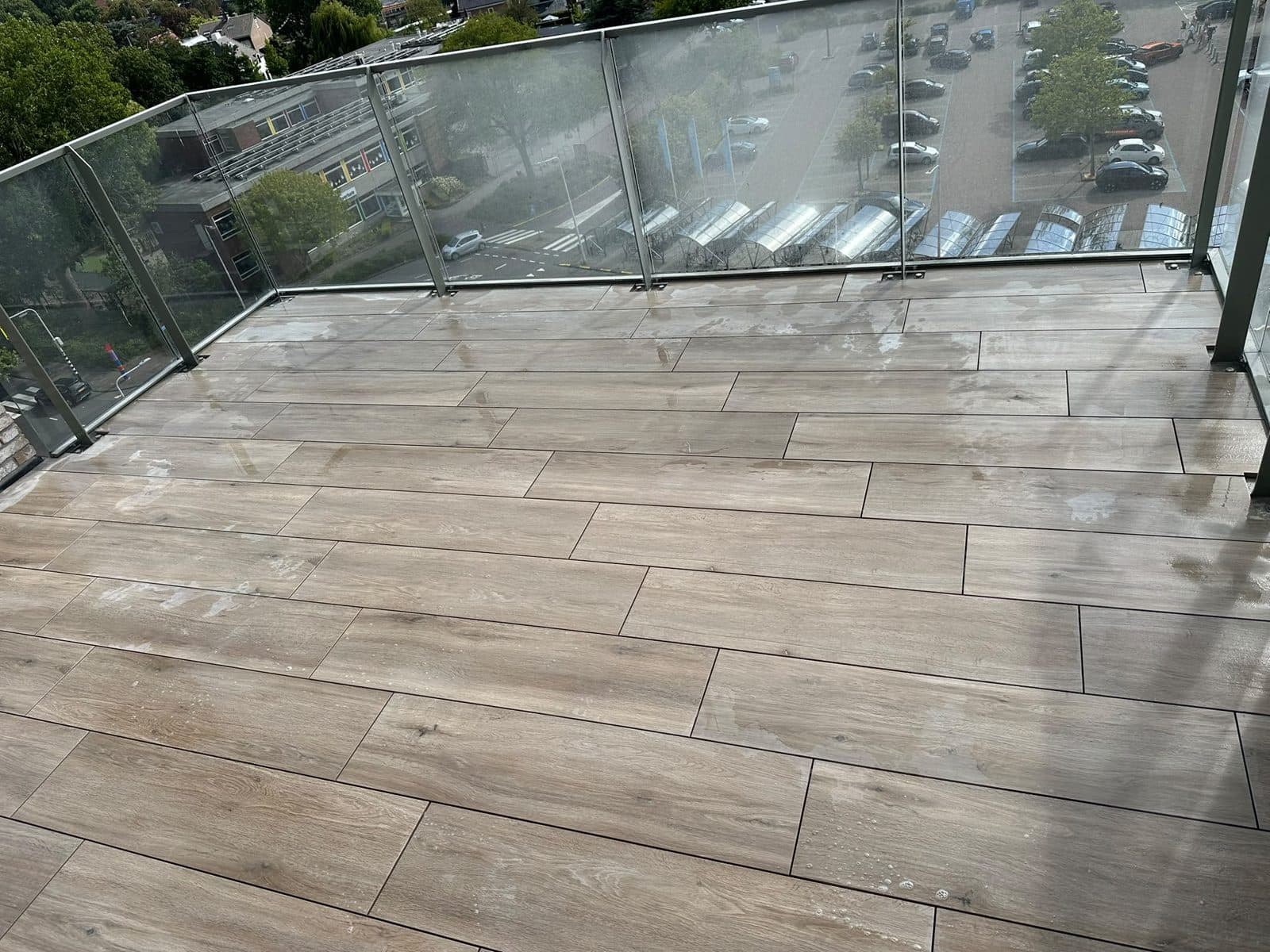 Houtlook balkons Naaldwijk, projectfoto