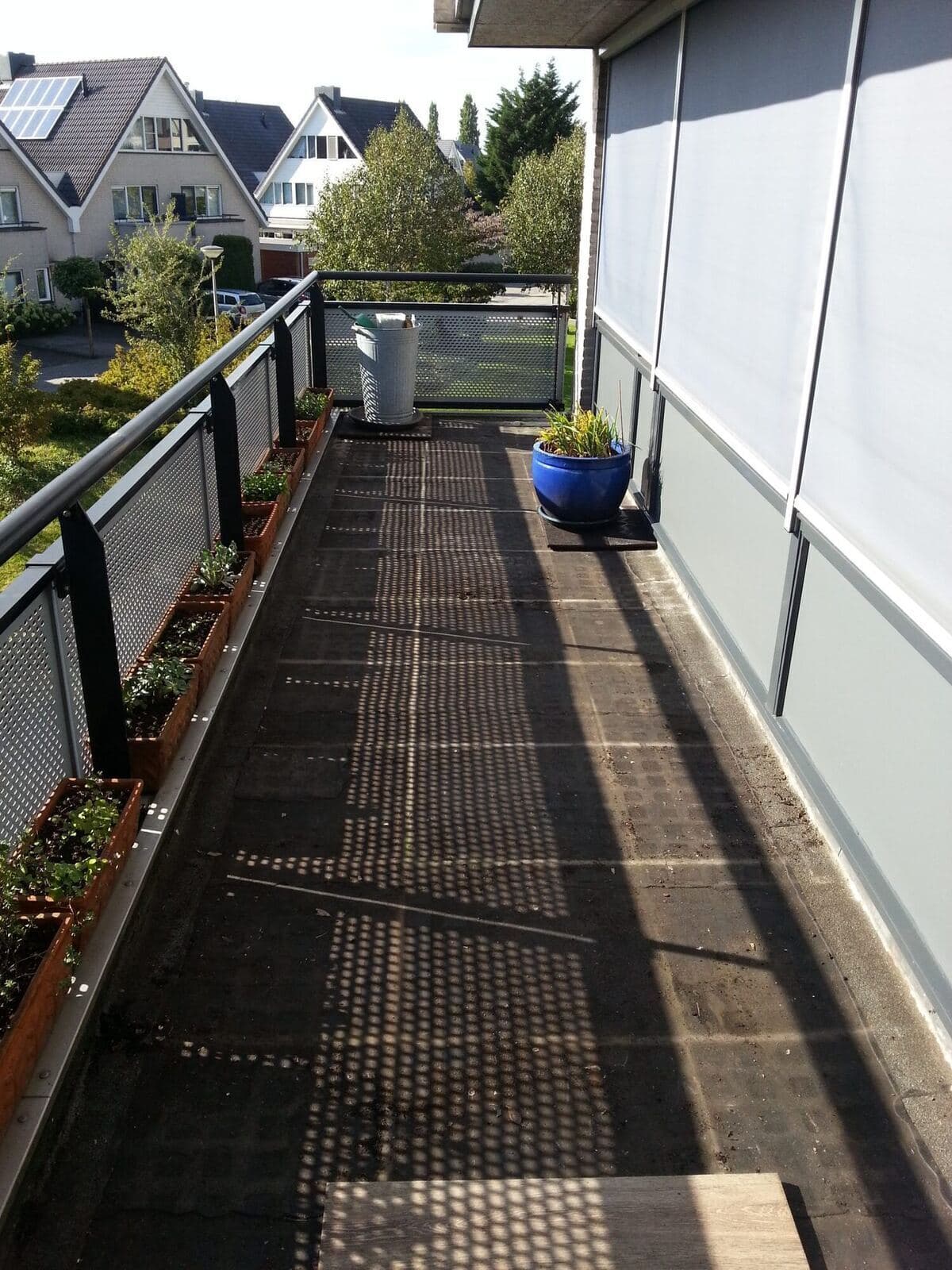2 cm tegels balkon Den Hoorn, projectfoto