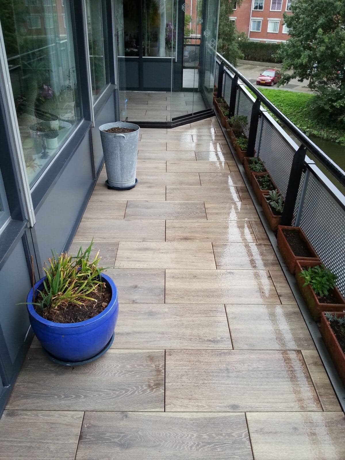 2 cm tegels balkon Den Hoorn, projectfoto