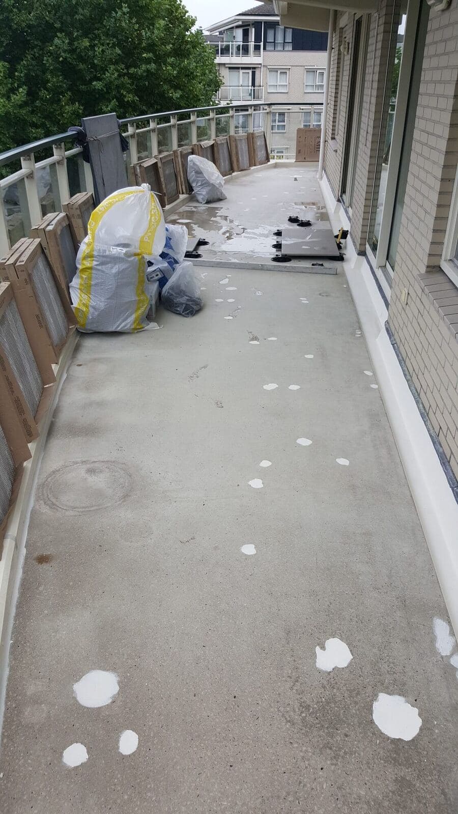 2 cm tegels balkon Huizen, projectfoto