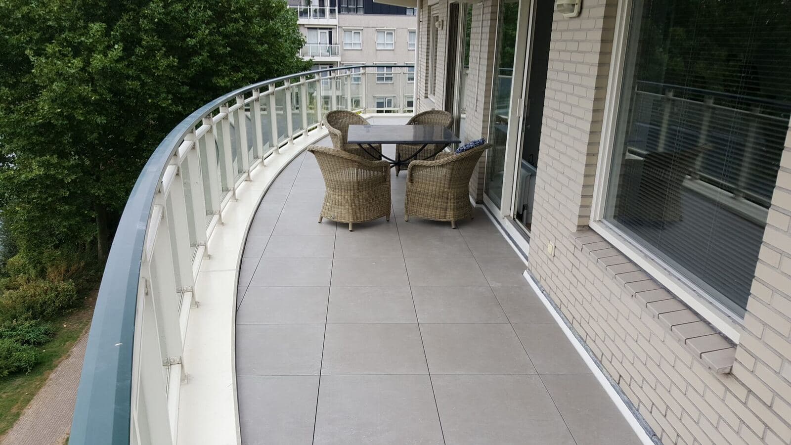 2 cm tegels balkon Huizen, projectfoto